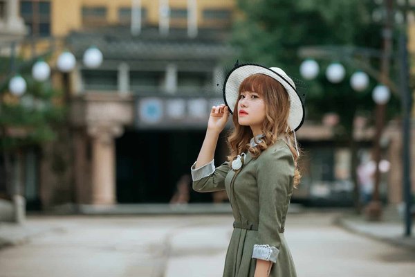 The secret to wearing layered clothing in the summer